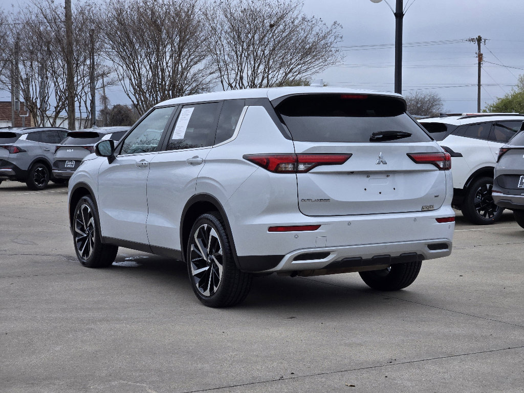 Used 2024 Mitsubishi Outlander SE image 3