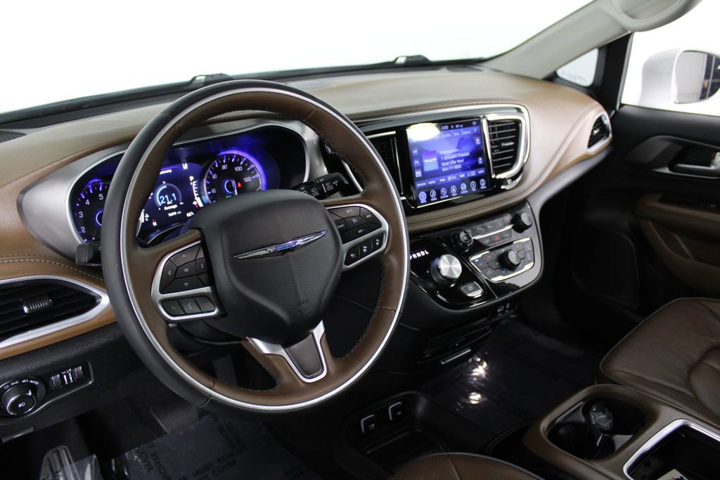 Used 2017 Chrysler Pacifica Limited w/ UConnect Theater Package image 18