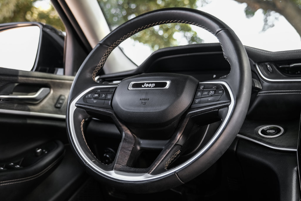 Used 2023 Jeep Grand Cherokee L Limited AWD/4WD image 24