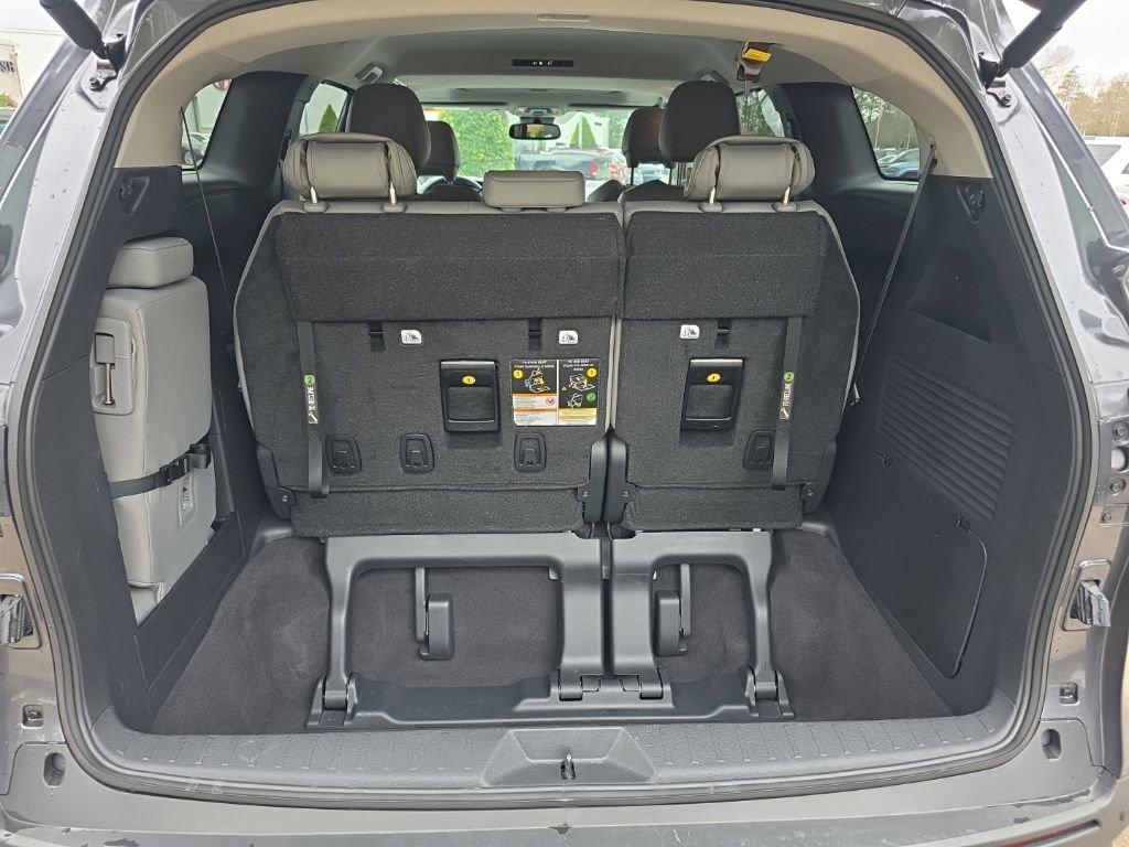 Used 2025 Toyota Sienna XLE image 38