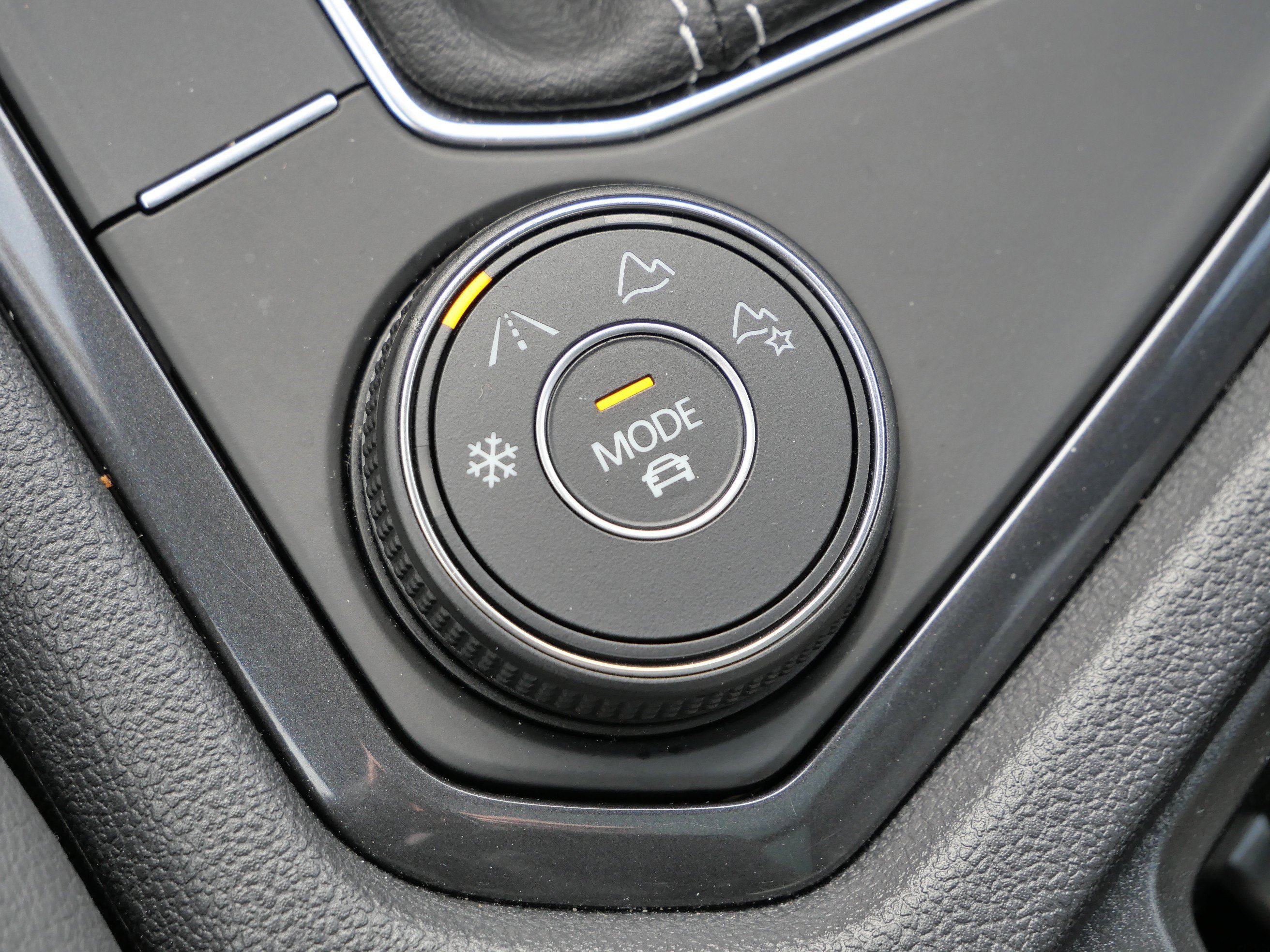 Certified 2024 Volkswagen Tiguan SE R-Line image 29