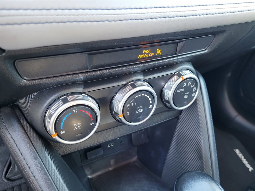 Used 2020 Toyota Yaris XLE image 16