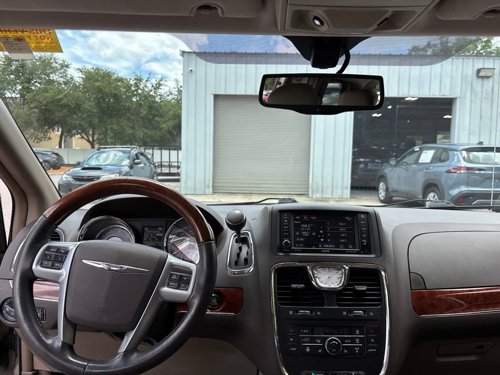Used 2014 Chrysler Town & Country Limited FWD image 9