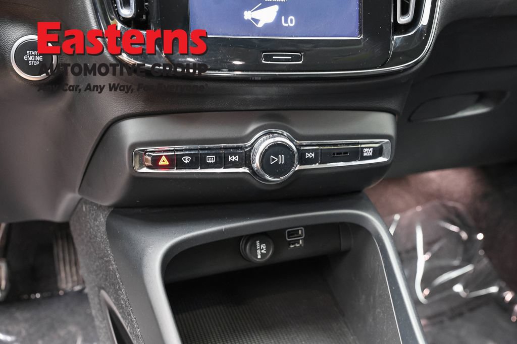 Used 2021 Volvo XC40 T4 Momentum FWD image 18