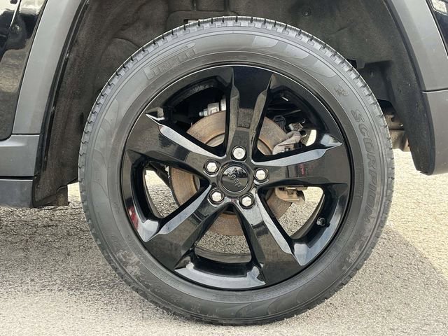 Used 2023 Jeep Grand Cherokee Limited w/ Black Appearance Package image 11