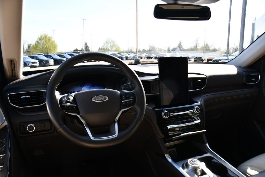 Used 2023 Ford Explorer Platinum w/ Technology Package AWD/4WD image 12