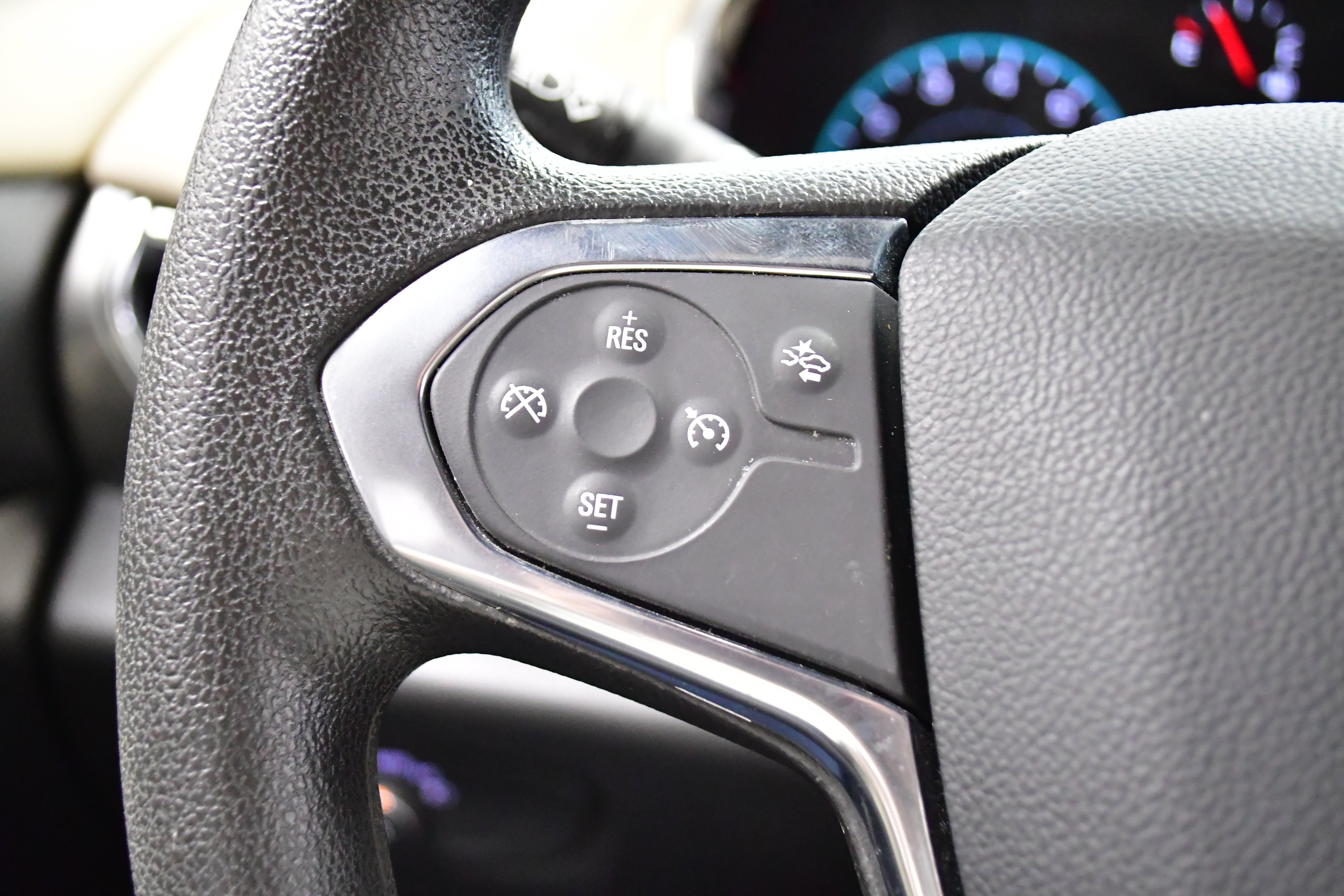 Used 2023 Chevrolet Traverse LS FWD image 23