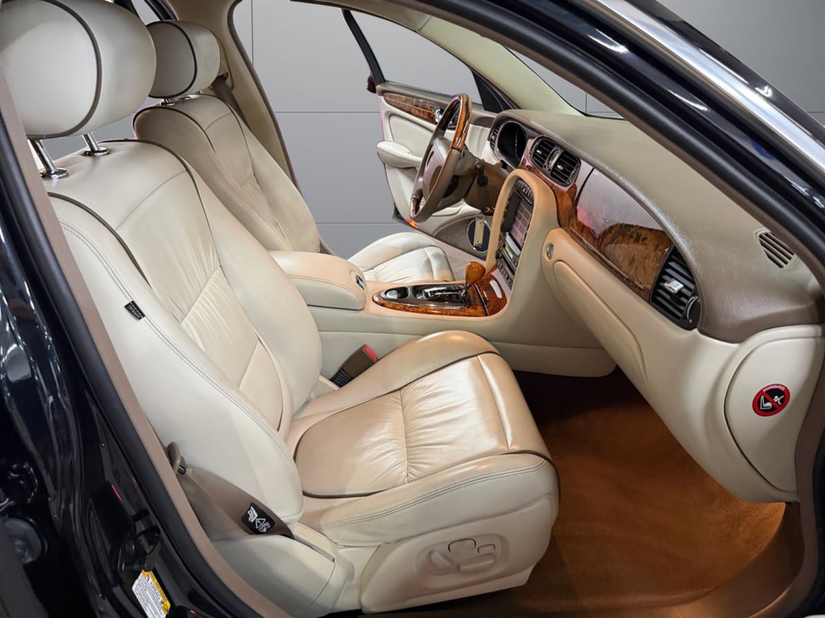 Used 2005 Jaguar XJ8 RWD image 17