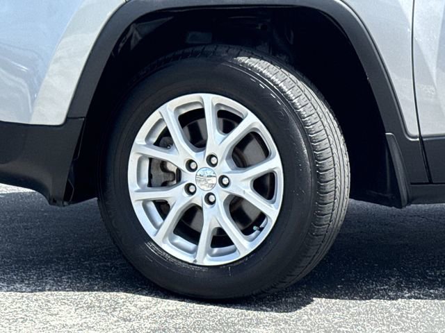 Used 2018 Jeep Cherokee Latitude Plus w/ Cold Weather Group image 40