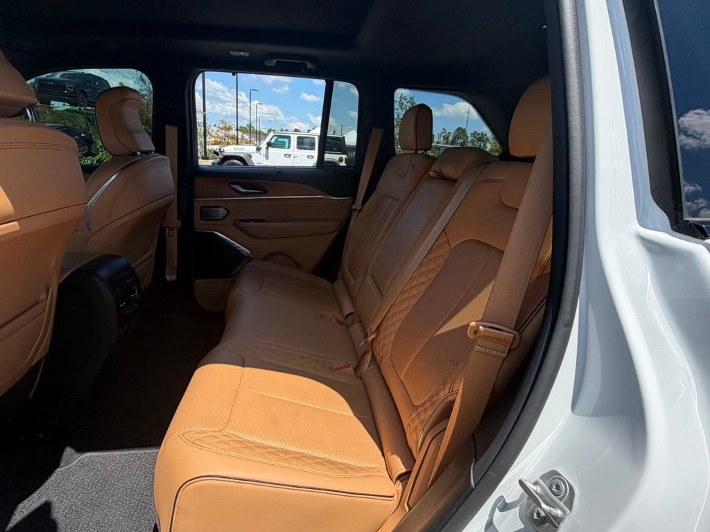 Used 2022 Jeep Grand Cherokee Summit AWD/4WD image 36