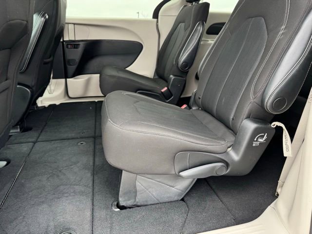Used 2023 Chrysler Voyager LX image 10