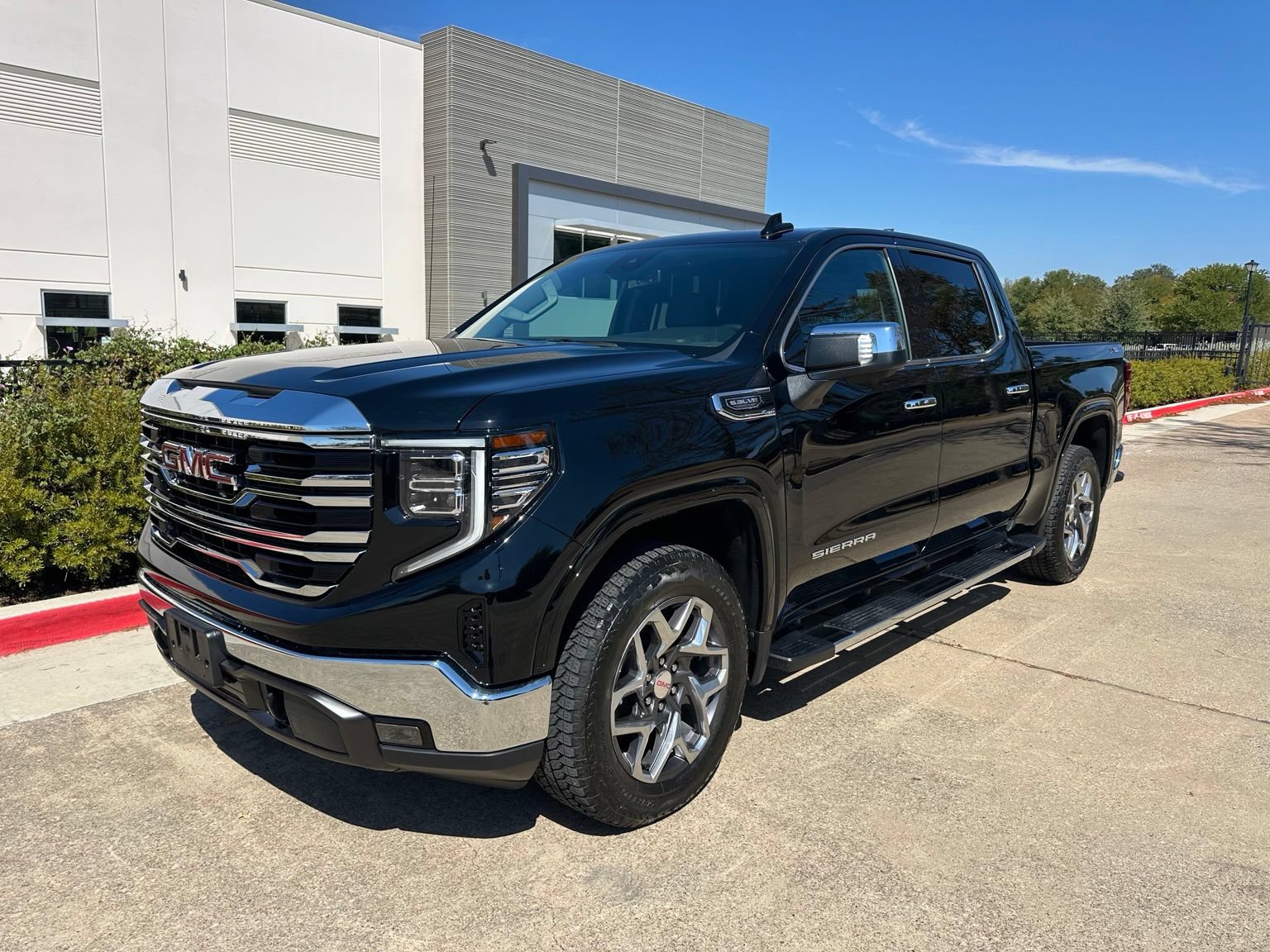 Used 2024 GMC Sierra 1500 SLT w/ SLT Premium Package AWD/4WD image 3
