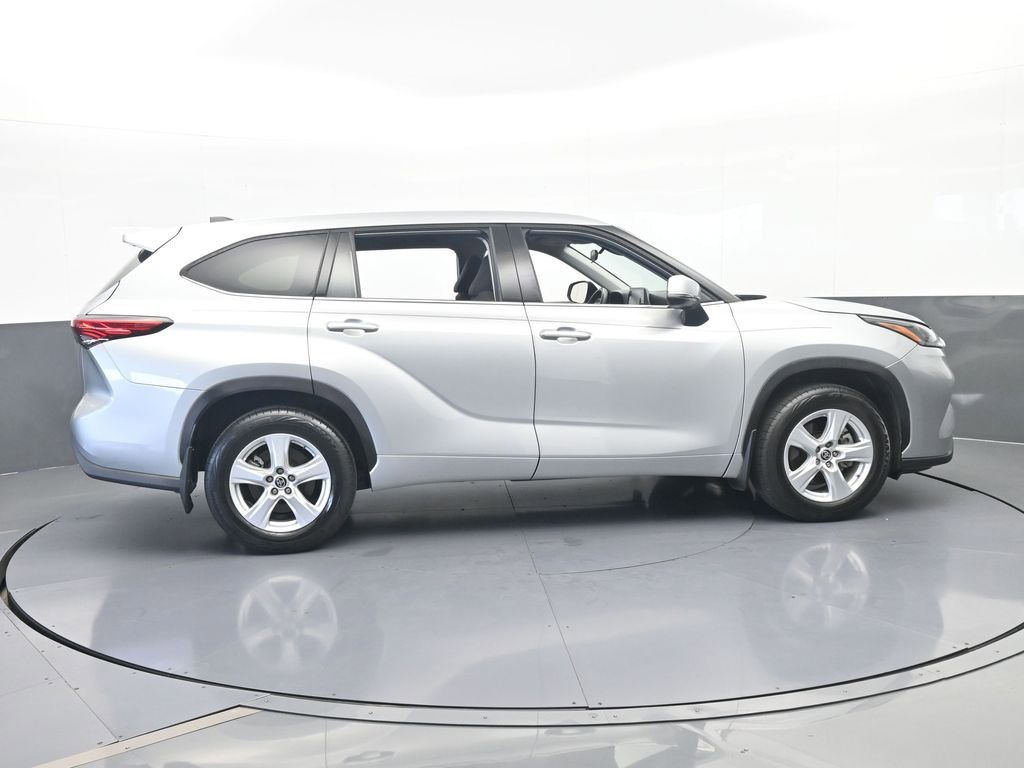 Used 2022 Toyota Highlander L AWD/4WD image 7