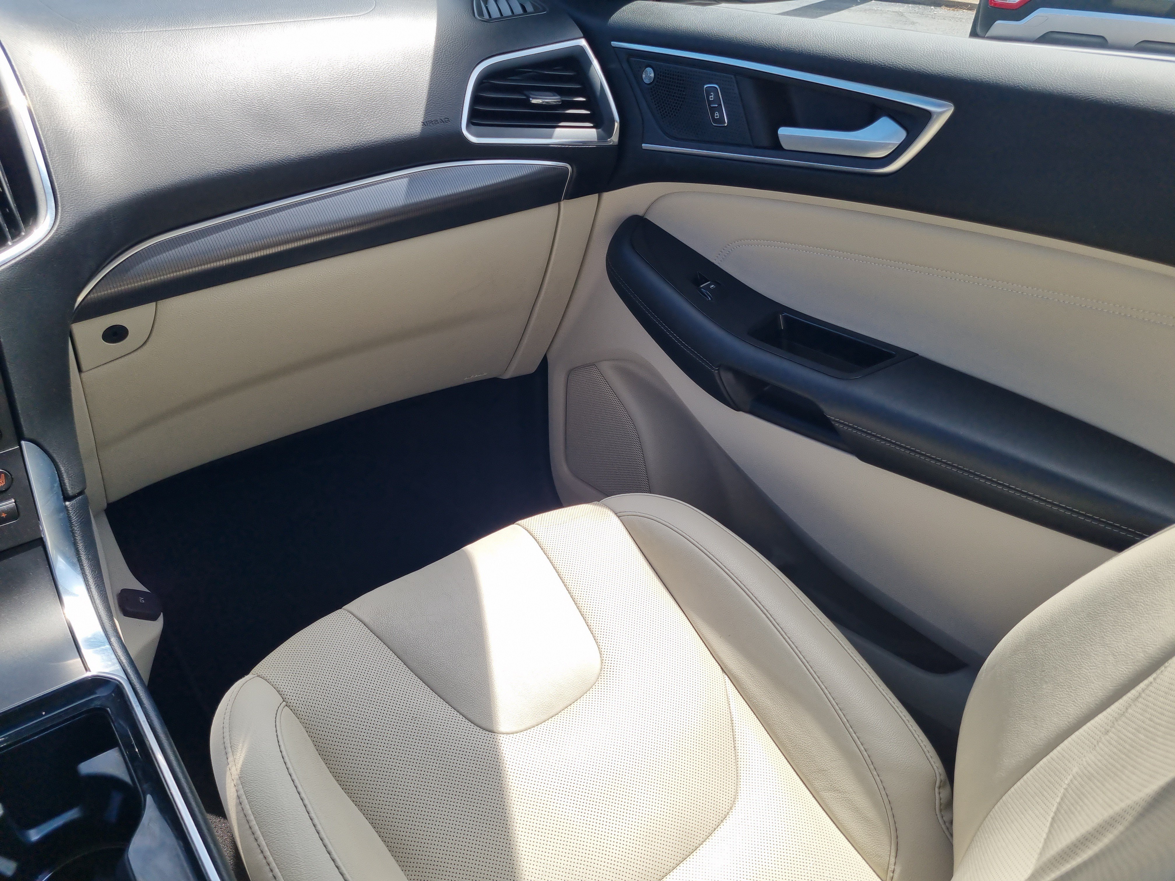Used 2019 Ford Edge Titanium w/ Equipment Group 301A AWD/4WD image 16