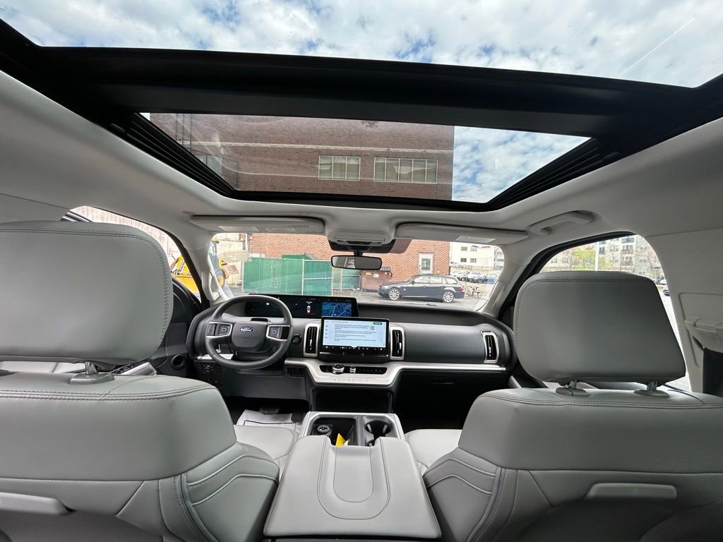 Used 2025 Ford Expedition Active image 28