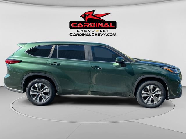 Used 2023 Toyota Highlander XLE FWD image 2
