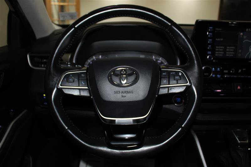 Used 2021 Toyota Highlander XLE AWD/4WD image 16