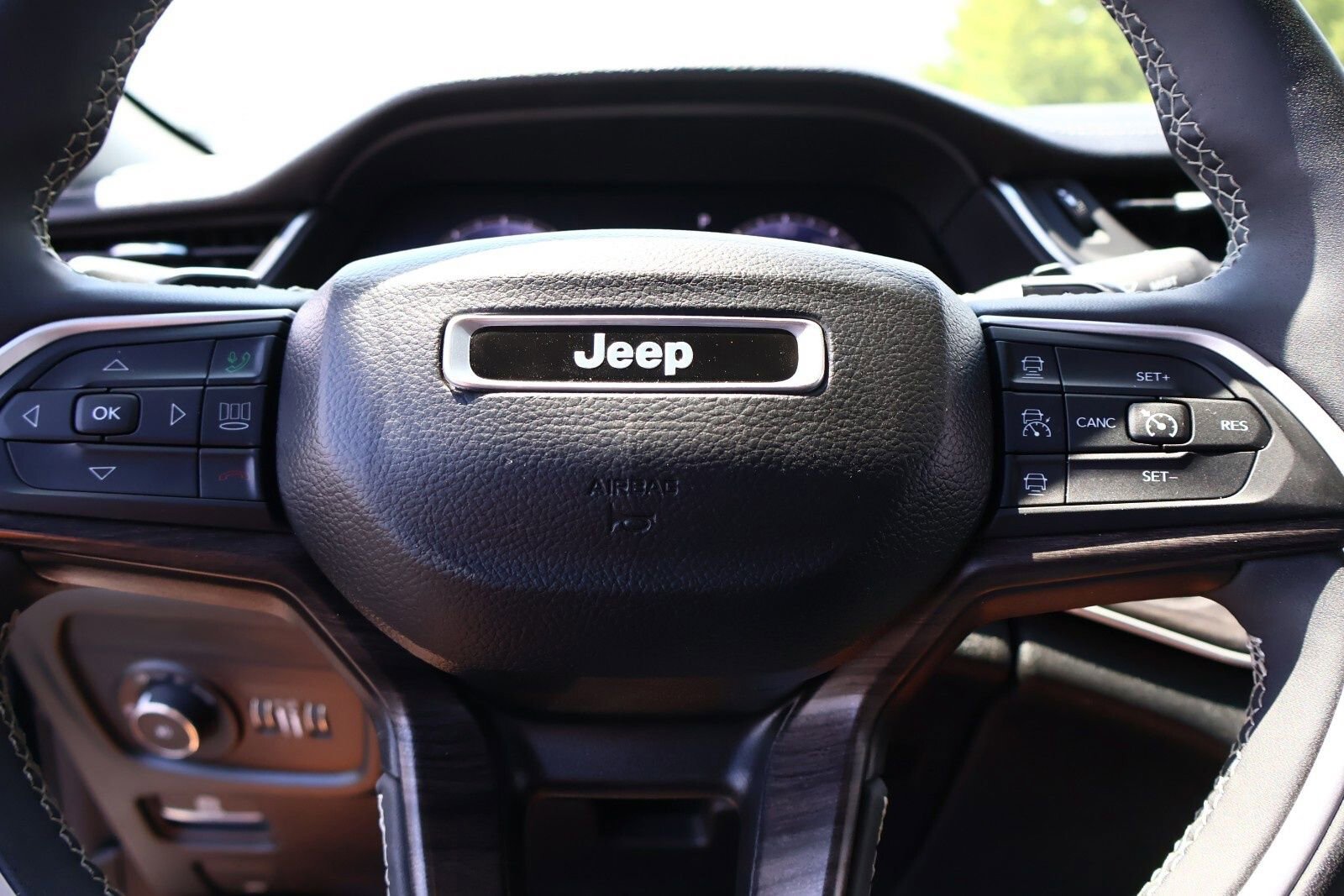 Used 2023 Jeep Grand Cherokee Limited image 34