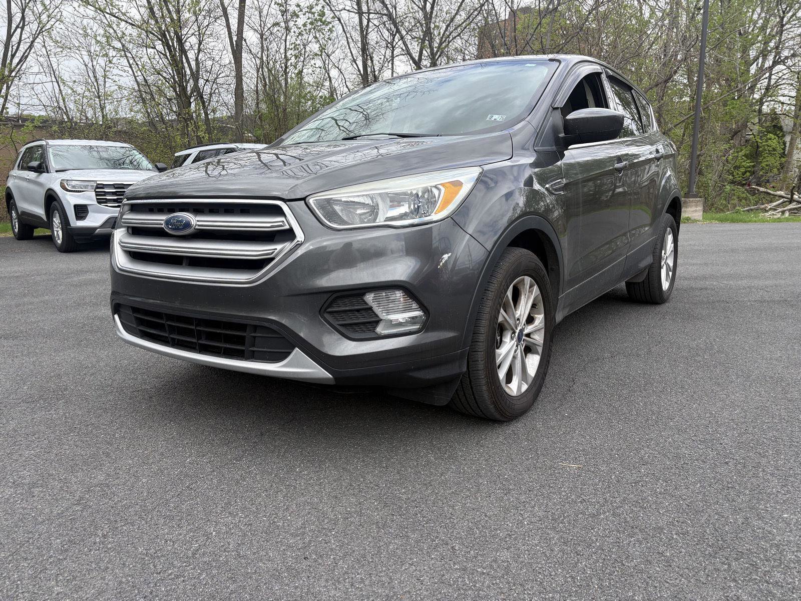 Used 2017 Ford Escape SE AWD/4WD image 2