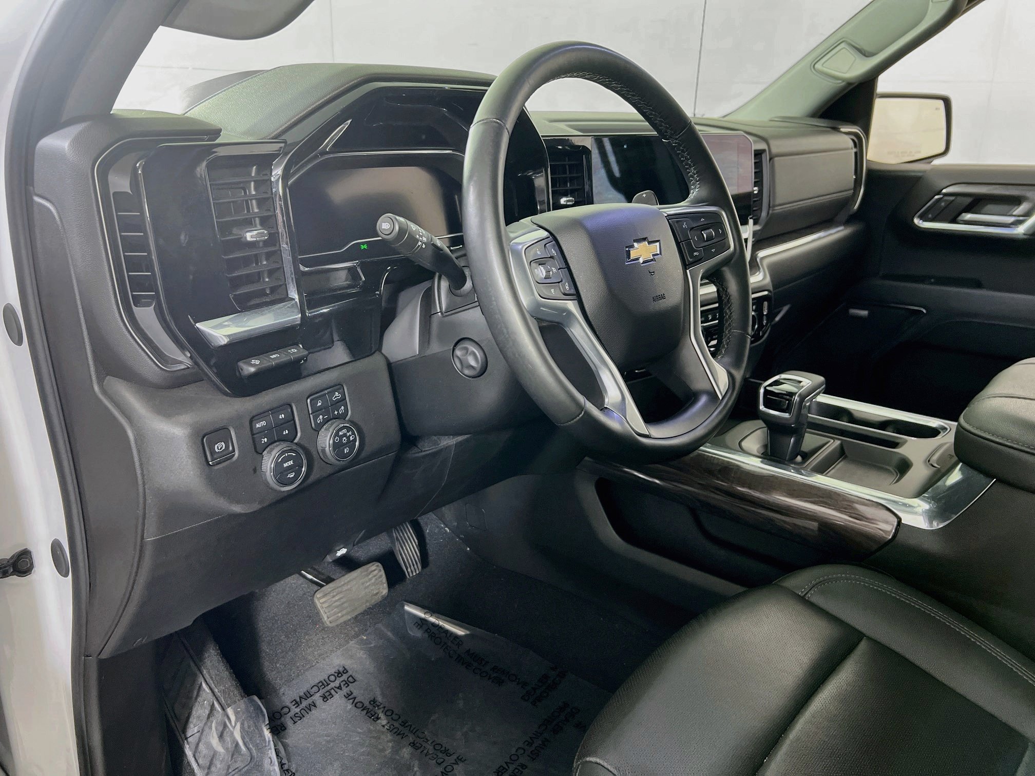 Used 2024 Chevrolet Silverado 1500 LTZ AWD/4WD image 9