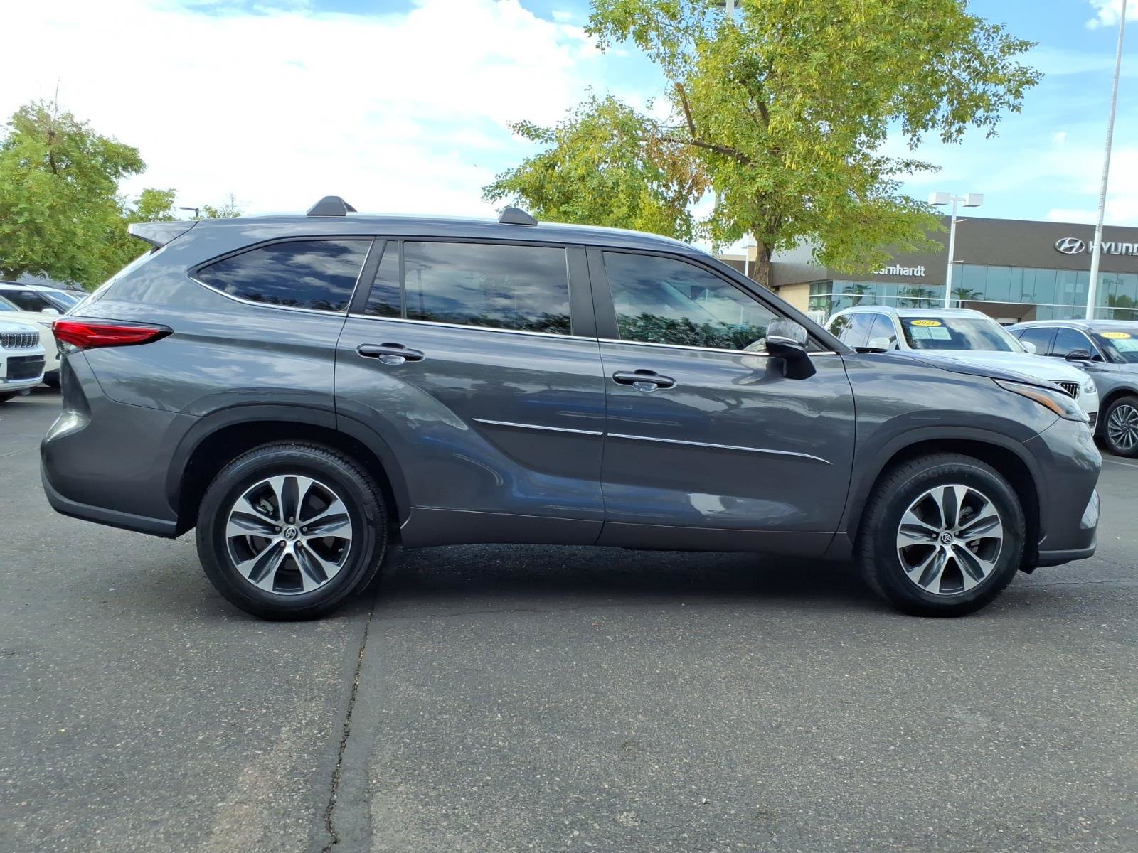 Used 2023 Toyota Highlander XLE FWD image 6