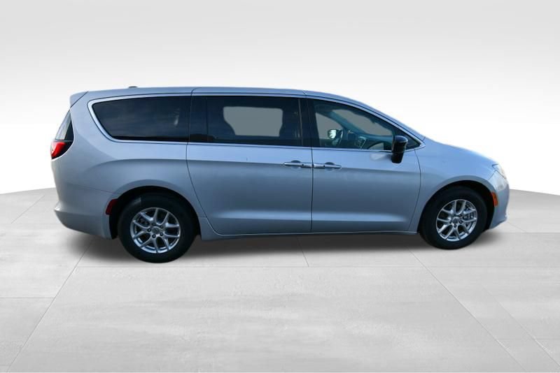 Used 2024 Chrysler Voyager LX FWD image 8