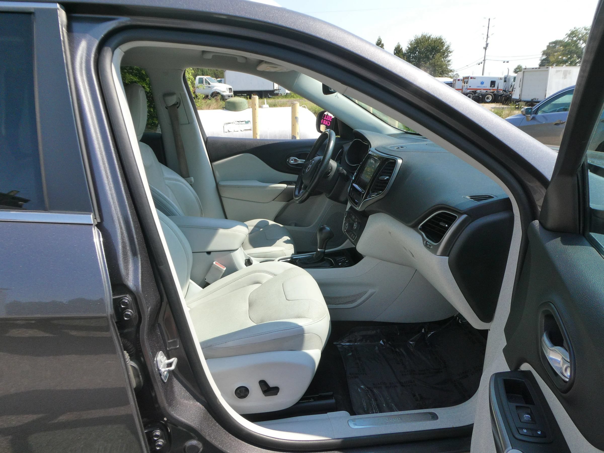 Used 2019 Jeep Cherokee Limited FWD image 25