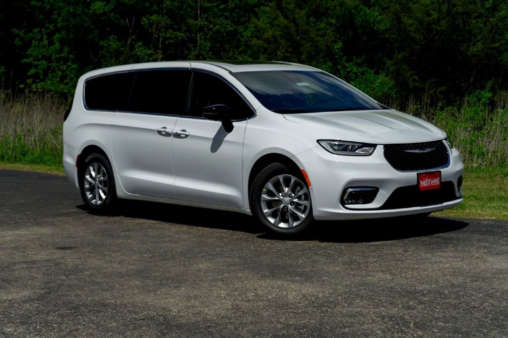 New 2026 Chrysler Pacifica Limited FWD image 2