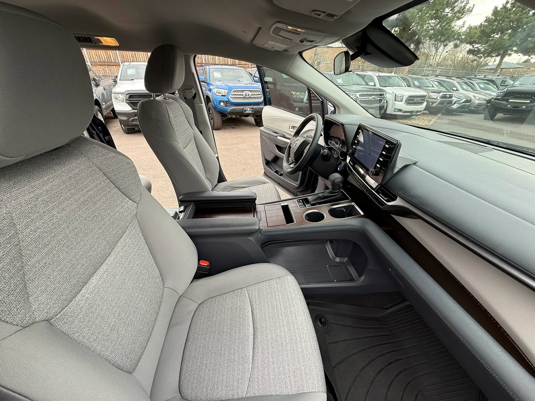 Used 2022 Toyota Sienna LE image 31