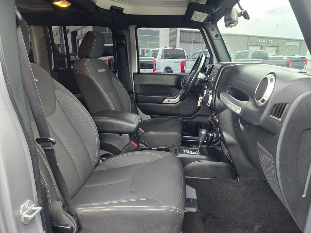 Used 2018 Jeep Wrangler Unlimited Sahara AWD/4WD image 16
