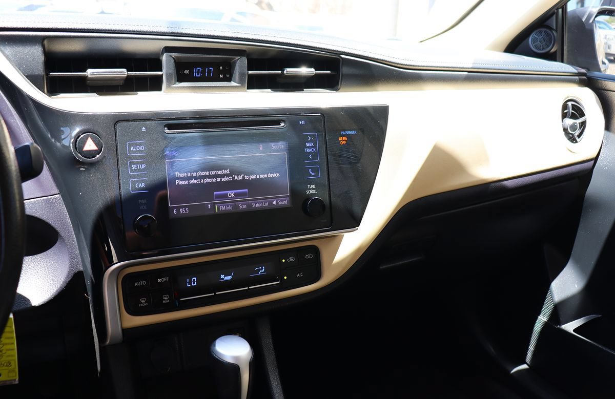 Used 2018 Toyota Corolla LE w/ Carpet Mat Package (TMS) FWD image 42