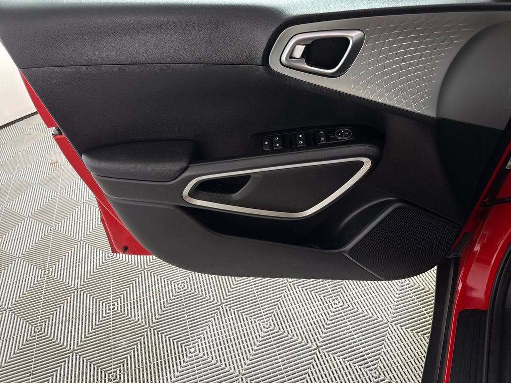 Used 2023 Kia Soul LX w/ LX Technology Package FWD image 10