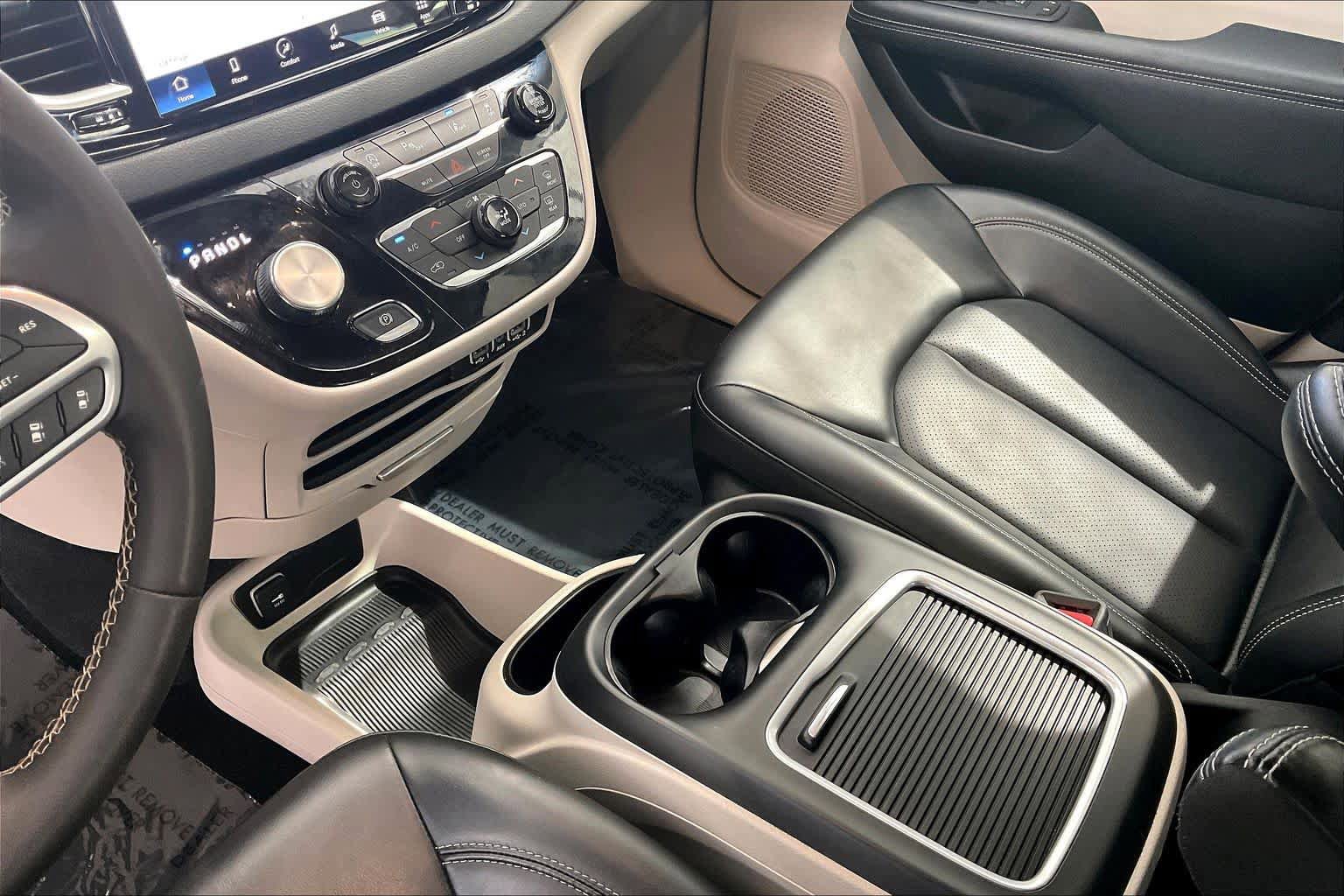 Used 2023 Chrysler Pacifica Touring-L image 17