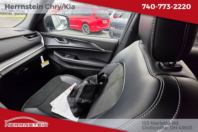 New 2025 Jeep Grand Cherokee L Laredo image 11