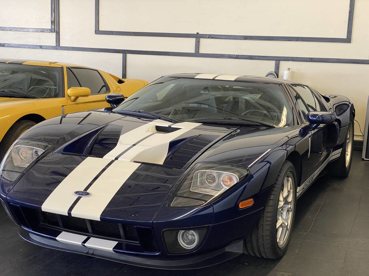 Used 2006 Ford GT RWD image 1