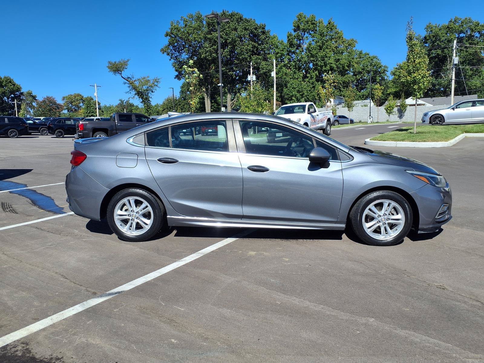 Used 2018 Chevrolet Cruze LT w/ Convenience Package FWD image 2
