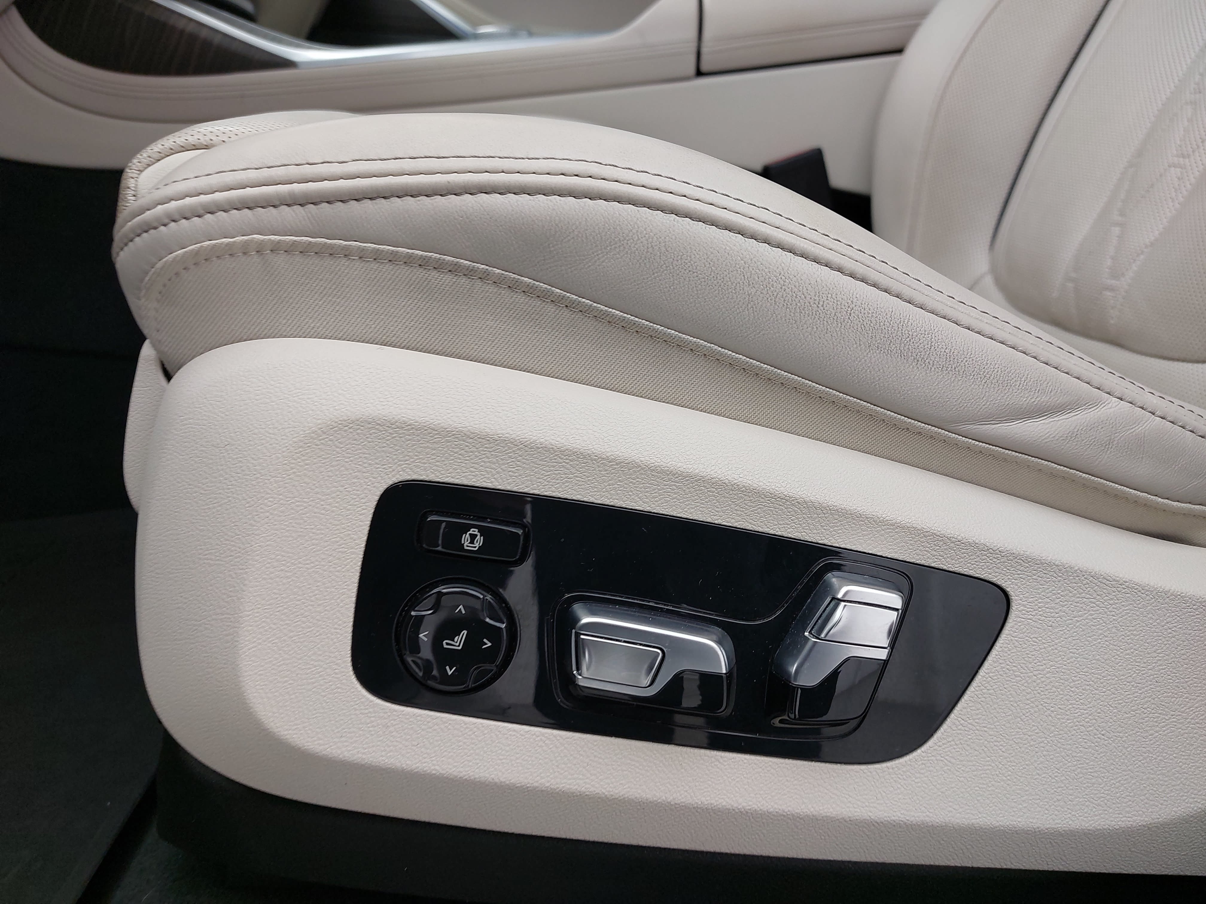 Used 2023 BMW X7 xDrive40i w/ Executive Package AWD/4WD image 33