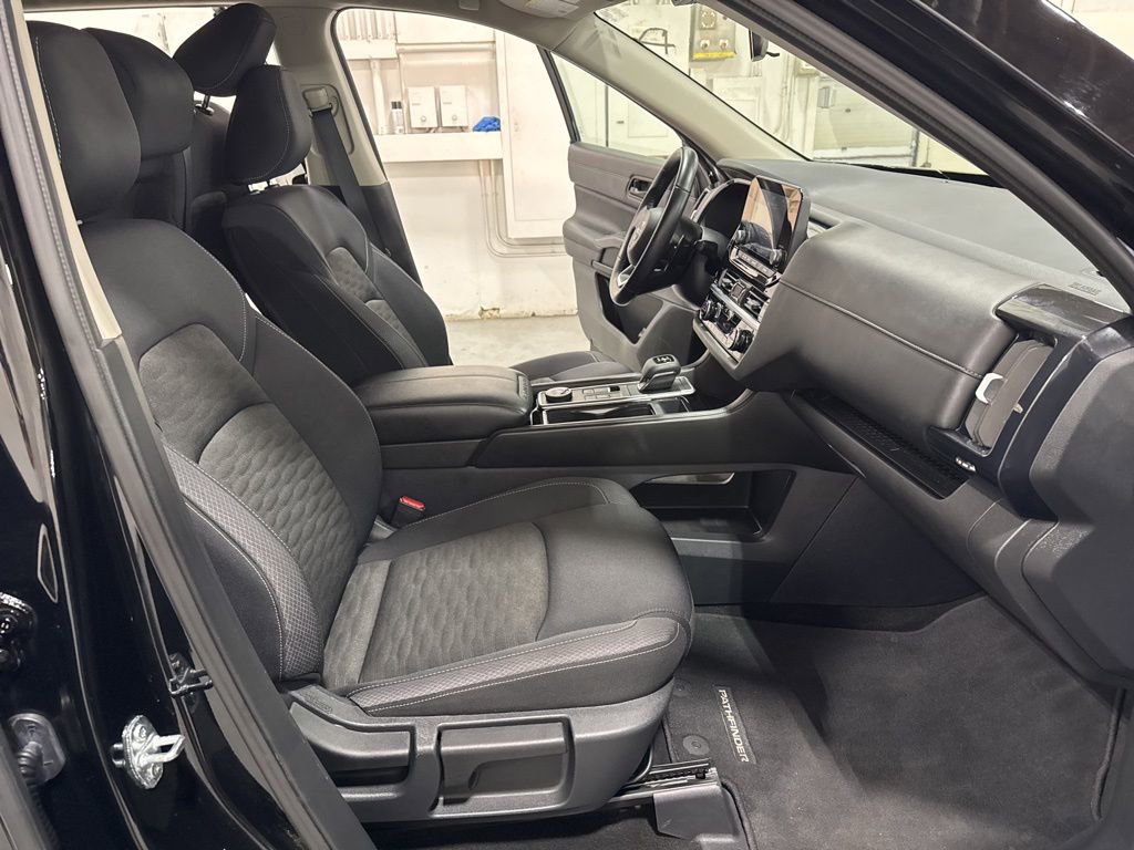 Used 2025 Nissan Pathfinder SV image 28