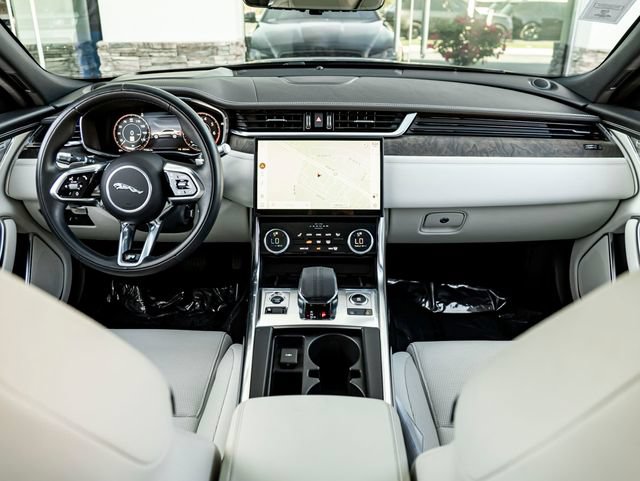 Used 2021 Jaguar XF R-Dynamic SE AWD/4WD image 18