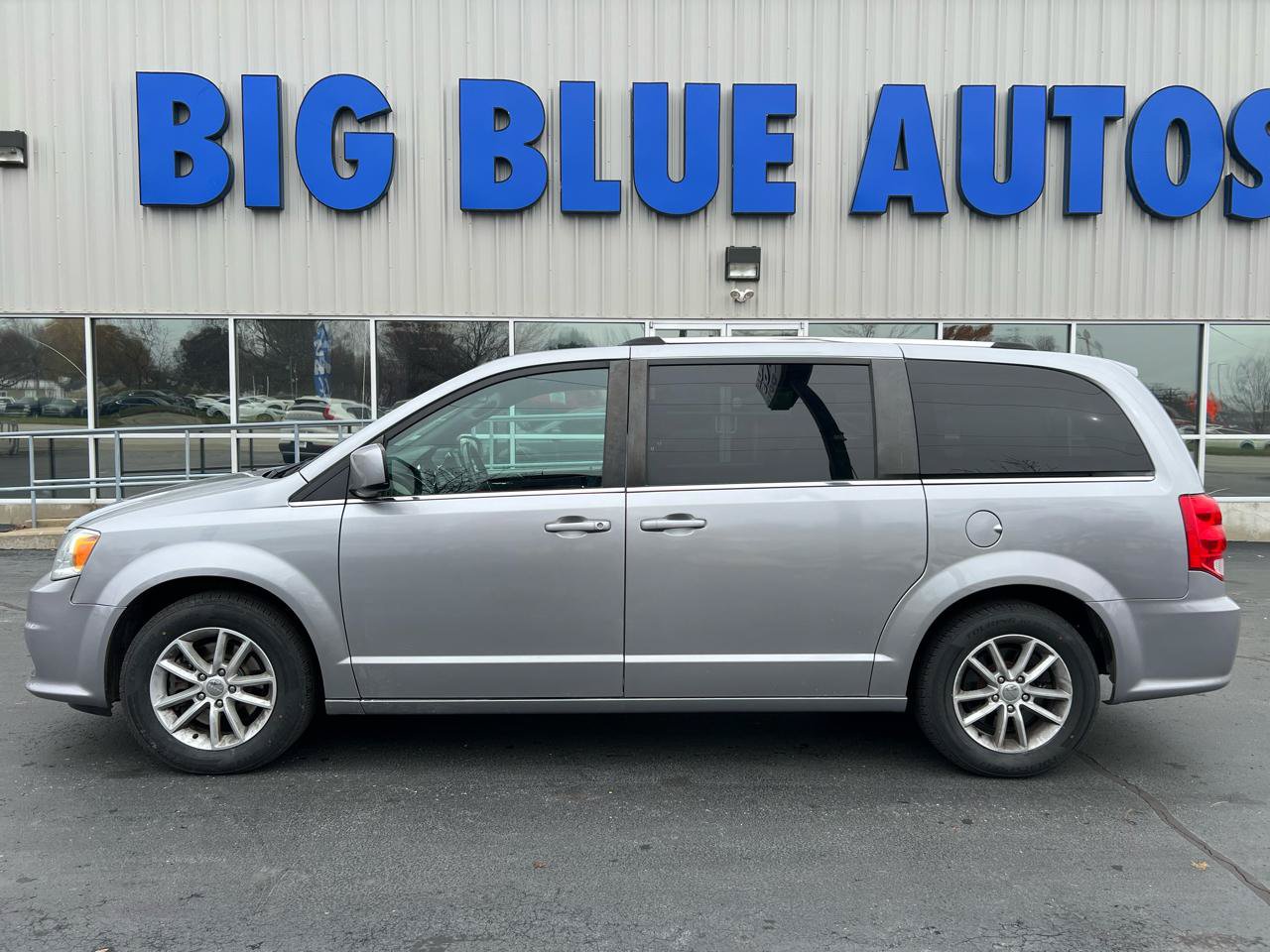 Used 2020 Dodge Grand Caravan SXT FWD image 2