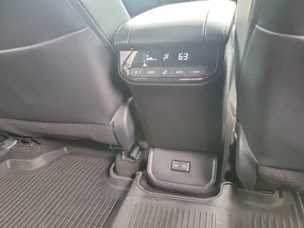Used 2023 Toyota Highlander XSE FWD image 22