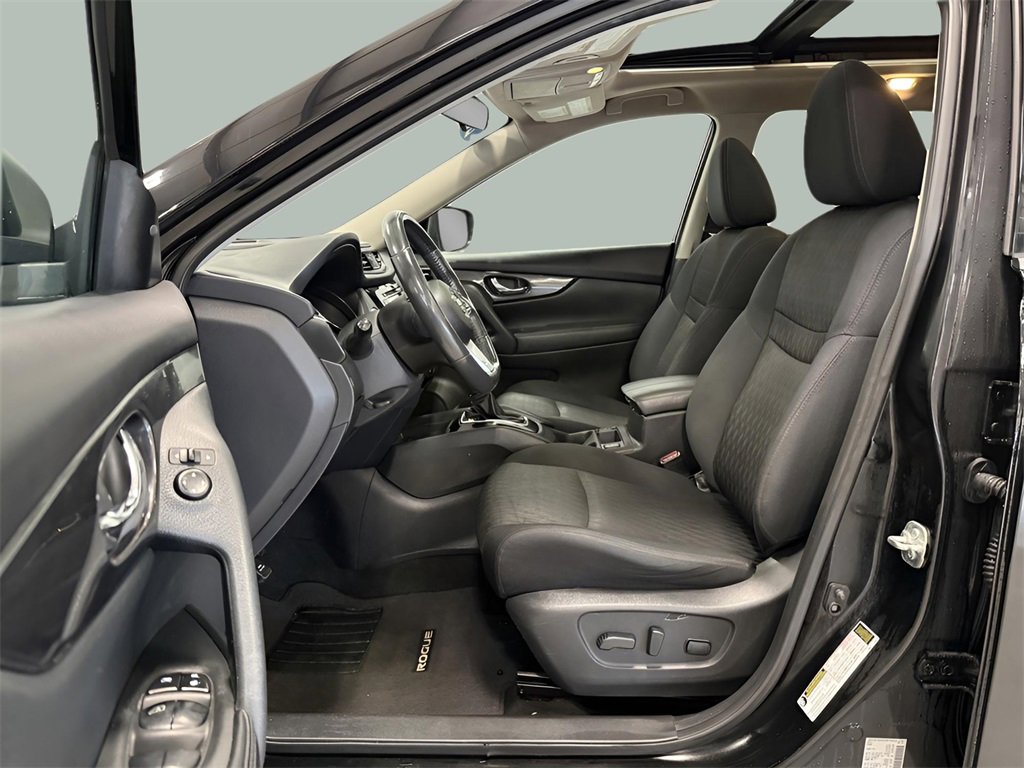 Used 2017 Nissan Rogue SV w/ Sun & Sound Touring Package image 17