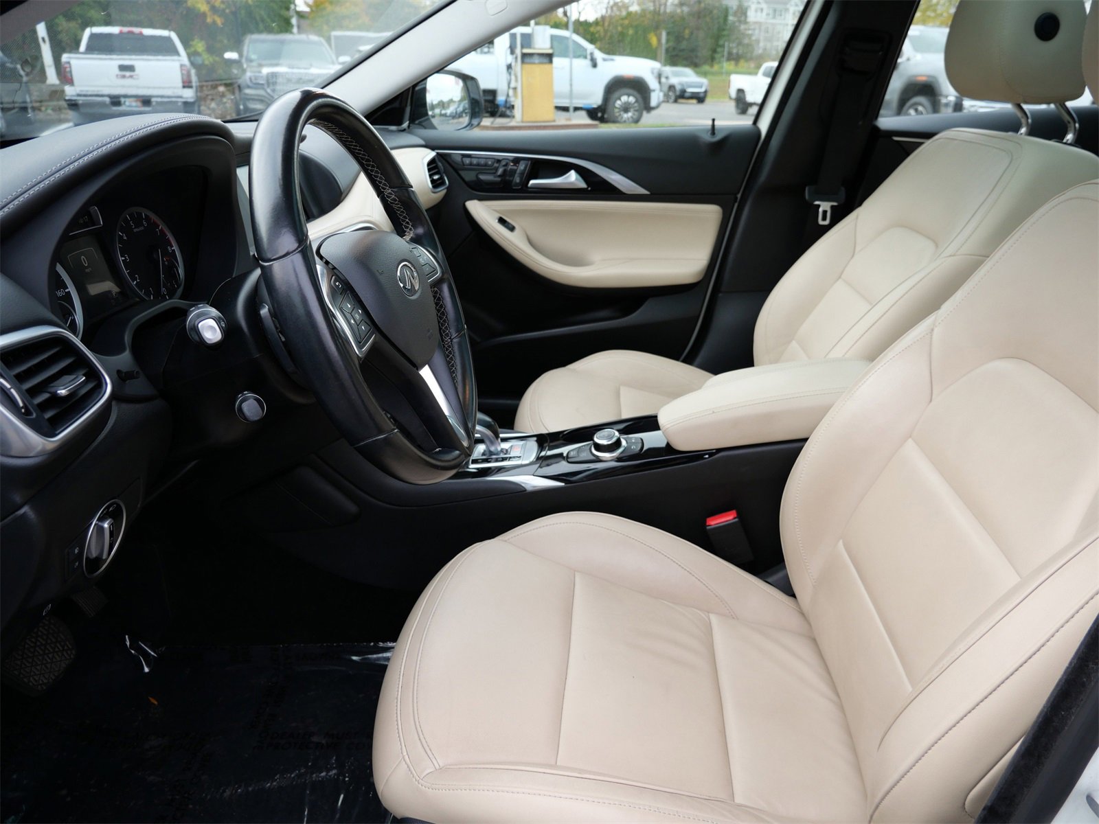 Used 2017 INFINITI QX30 Premium w/ Navigation Package image 14