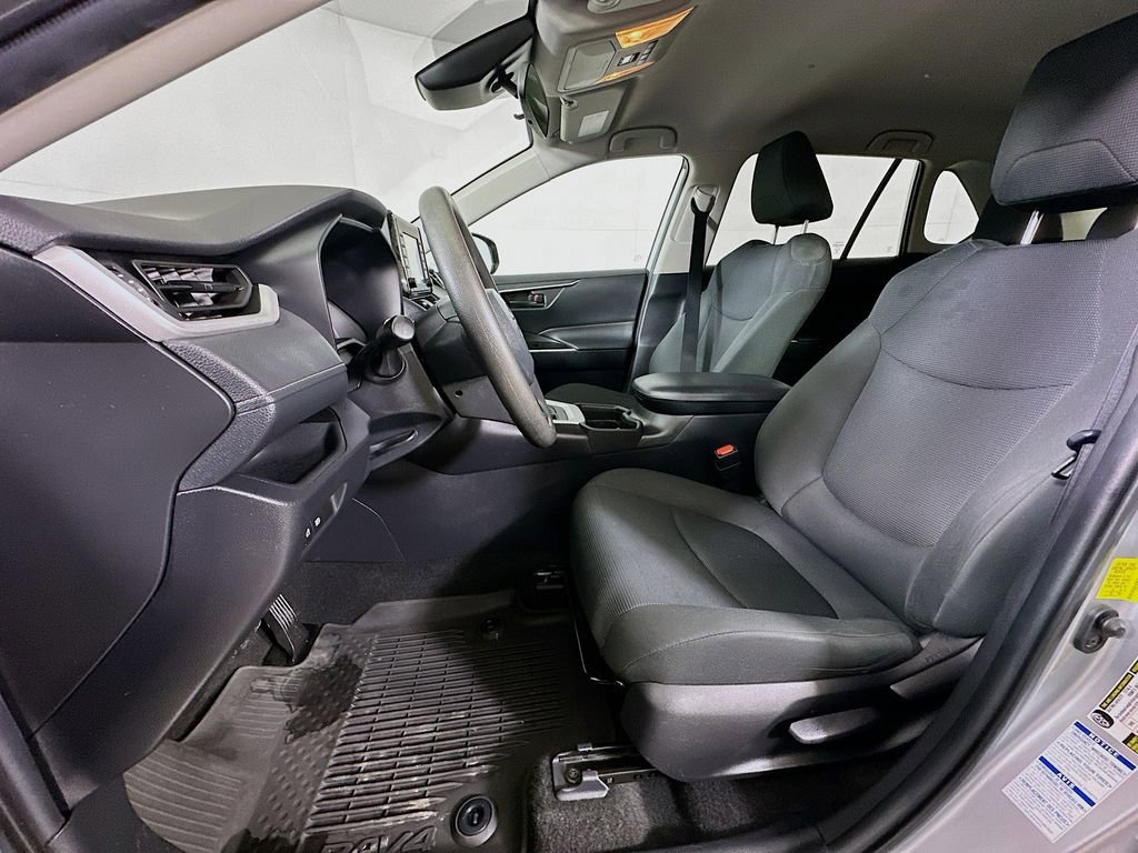 Used 2021 Toyota RAV4 LE image 15