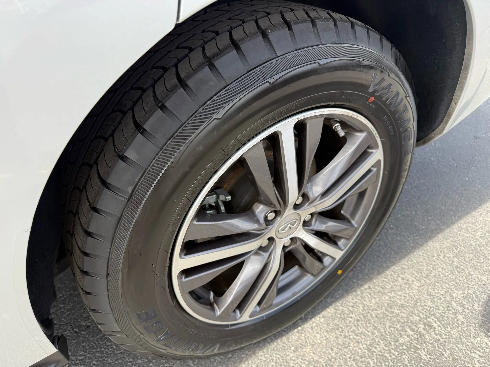 Used 2019 INFINITI QX60 Luxe w/ Essential Package image 32