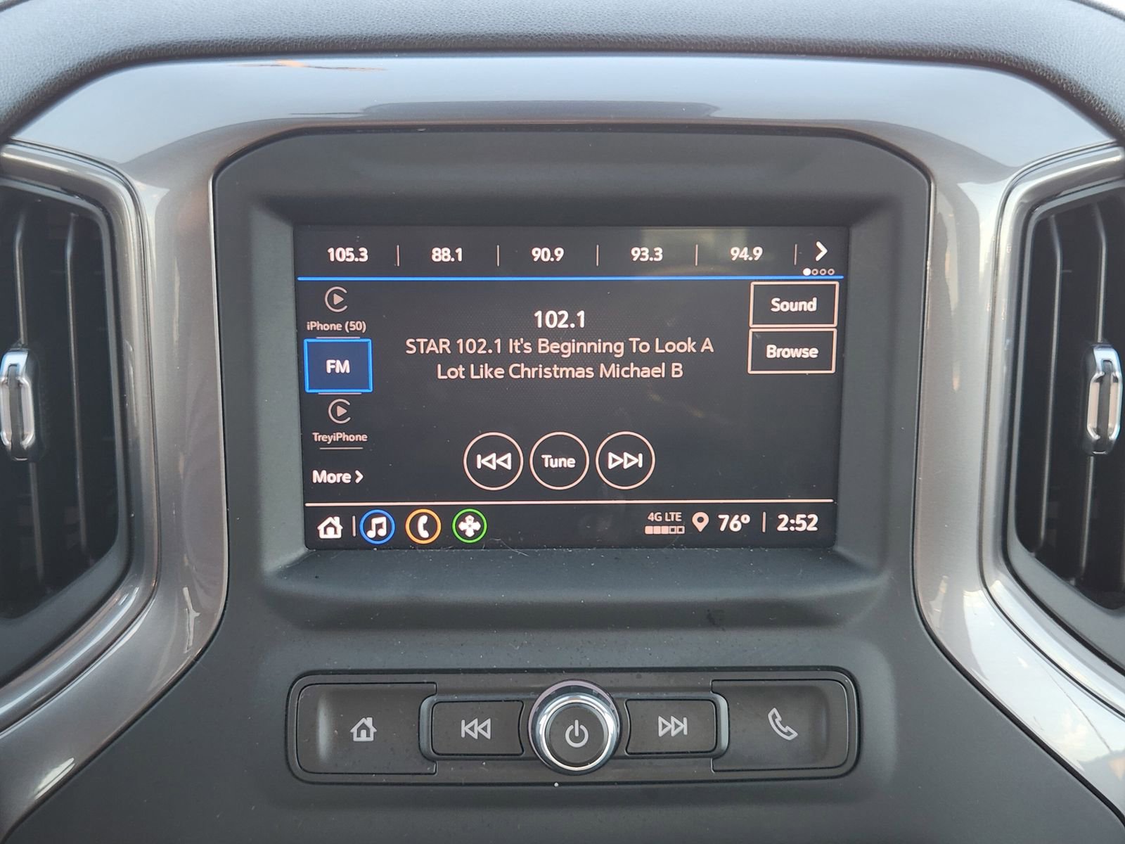 Used 2024 Chevrolet Silverado 1500 Custom w/ Dark Appearance Package image 18