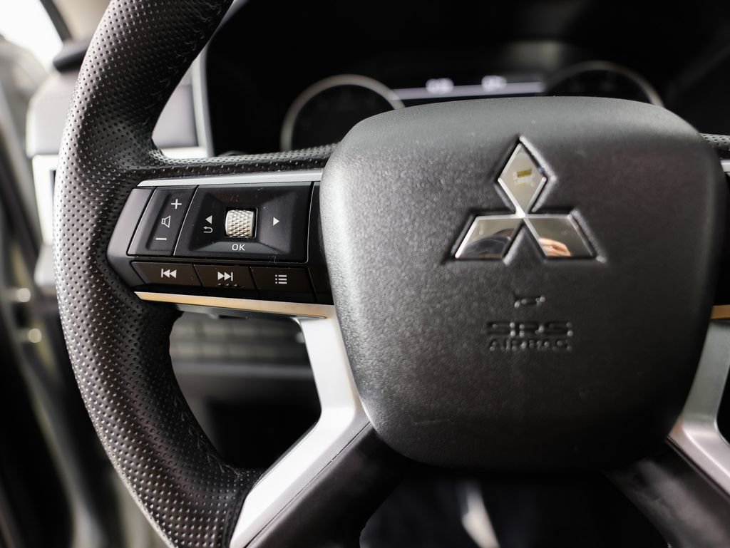 Used 2025 Mitsubishi Outlander SE image 31