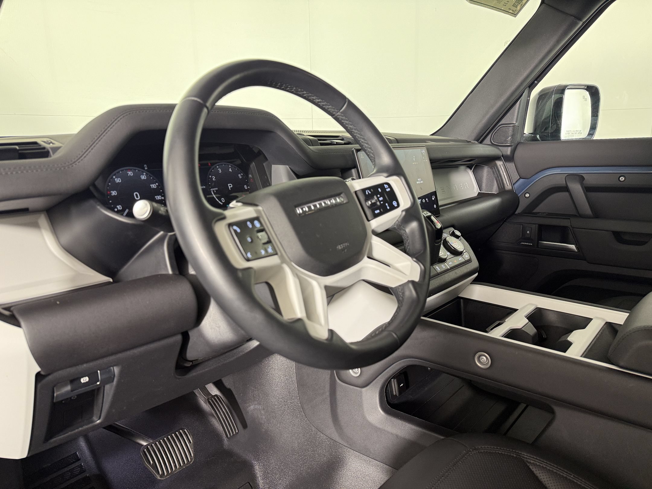 Used 2025 Land Rover Defender 110 S AWD/4WD image 4
