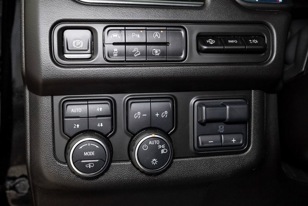 Used 2024 Chevrolet Tahoe High Country AWD/4WD image 16