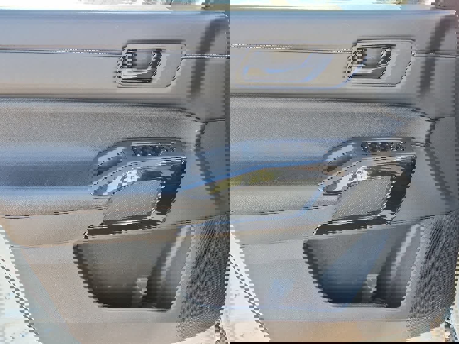 Used 2024 Nissan Pathfinder SV image 11